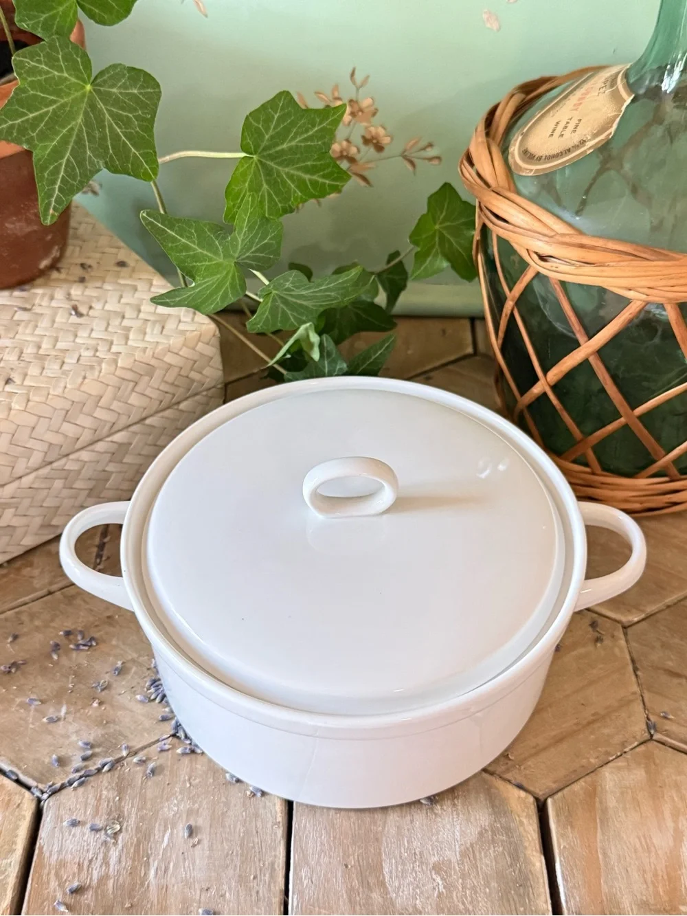 Crate & Barrel - Lucerne 1-Quart Casserole Dish, with Lid, White
